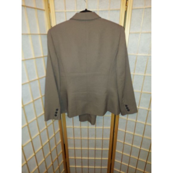 KASPER 2 Piece Pant Suit; Short jacket with straight style pants (Jacket Size 10 - Picture 3 of 6